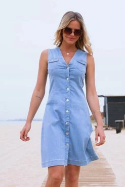 Light Wash Button Front Sleeveless Denim Dress 11 Light Wash Button Front Sleeveless Denim Dress -SOSANDAR Sales 4c170e7266c45d2c6234719e46018daddc56e3c3