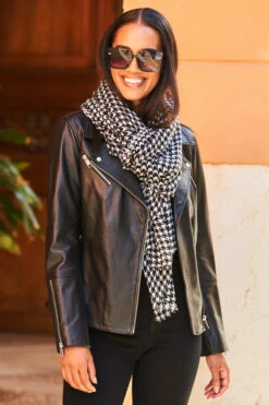 Black & White Dogtooth Print Scarf