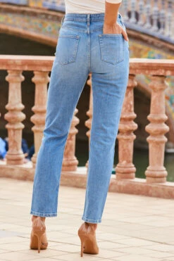 Light Wash Denim Slim Leg Jeans -SOSANDAR Sales web 2303 101 a21ol006gn0005 s22bd010dm001w 101 362