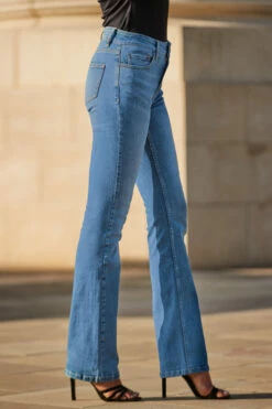 Light Wash Mid Rise Bootcut Jeans 9 Light Wash Mid Rise Bootcut Jeans -SOSANDAR Sales web 2307 42 s23bd010dm001w s23tj083bk0001 42 190