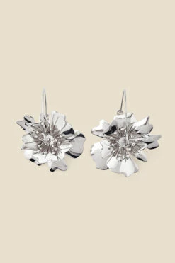 Silver Flower Detail Hoop Earrings 5 Silver Flower Detail Hoop Earrings -SOSANDAR Sales web 2307 box a23ac018mc0005 b rc