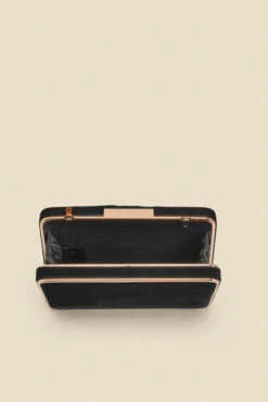 Black Velvet Clasp Detail Clutch Bag With Detachable Strap 9 Black Velvet Clasp Detail Clutch Bag With Detachable Strap -SOSANDAR Sales web 2308 box a23ac017bk0001 d