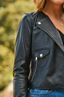 Black Leather Collarless Biker Jacket -SOSANDAR Sales web 2309 14 s23ol010bk0001 a23tj074bk0001 s23sd010be0010 14 344
