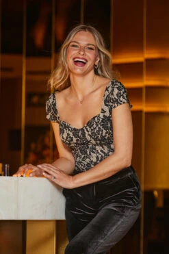 Black Luxe Lace Sweetheart Neckline Cap Sleeve Top -SOSANDAR Sales web 2309 39 a23ow061bk0001 a23bw036bk0001 a23tw066bk0001 39 062