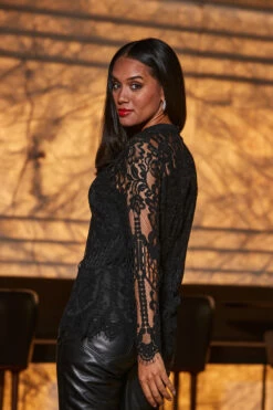 Black Luxe Lace High Neck Top 11 Black Luxe Lace High Neck Top -SOSANDAR Sales web 2309 82 s23ow023bk0001 a23tw012bk0001 a23bl002bk0001 82 067