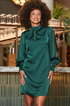 Emerald Green Satin Twist Neck Detail Shift Dress -SOSANDAR Sales web 2310 18 a23dw090gn0032 a23ol008bk0001 18 078