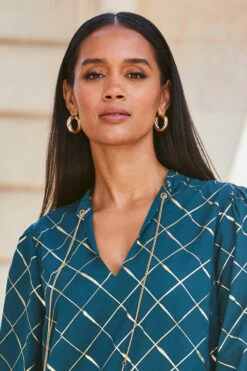 Gold Twist Detail Hoop Earrings 7 Gold Twist Detail Hoop Earrings -SOSANDAR Sales web crop 2309 161 a23tw072gr0001 161 081 1