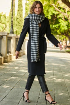 Black & White Dogtooth Print Tassel Detail Scarf 7 Black & White Dogtooth Print Tassel Detail Scarf -SOSANDAR Sales web extras scarves 129