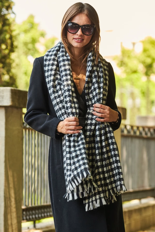 Black & White Dogtooth Print Tassel Detail Scarf 6 Black & White Dogtooth Print Tassel Detail Scarf - Image 4