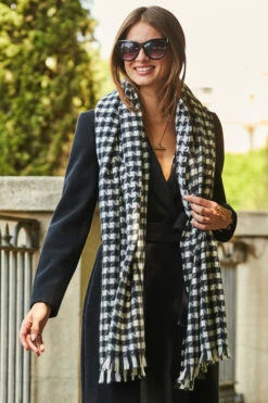 Black & White Dogtooth Print Tassel Detail Scarf 8 Black & White Dogtooth Print Tassel Detail Scarf -SOSANDAR Sales web extras scarves 223